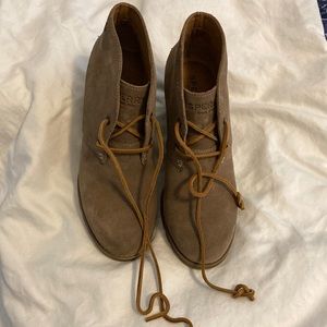 Woman’s size 7M Sperry tan booties